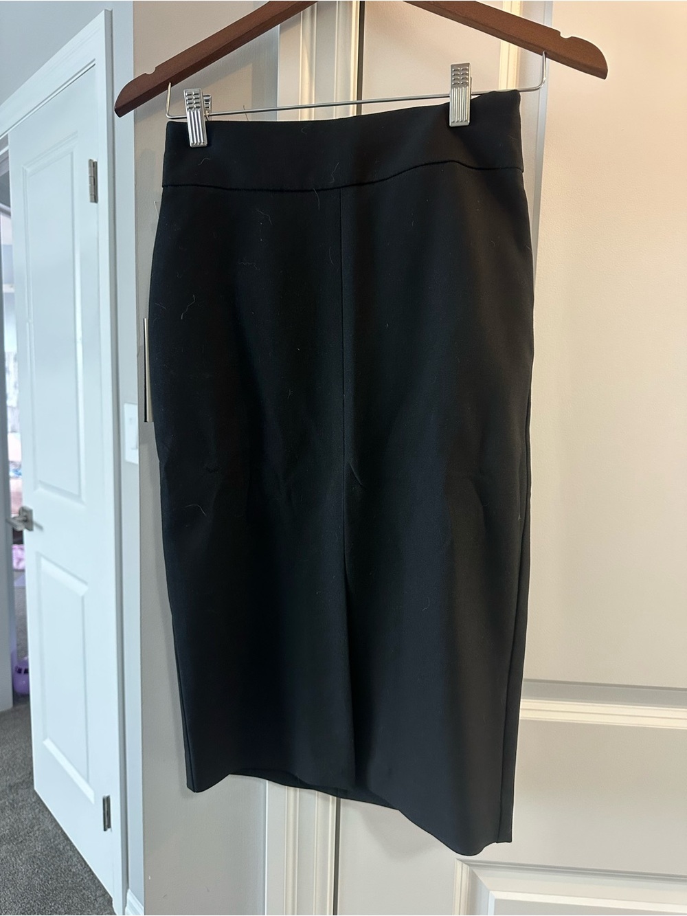 Aritzia Classic Black Pencil Skirt - Sleek Professional Style